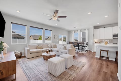 6BD Luxe Johnstown Gem | Firepit, Games, Sleeps 15