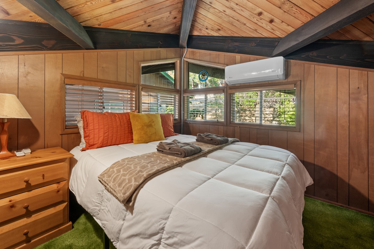 Retro Bear Haus | Hot Tub | Fireplace - Houses for Rent in Big