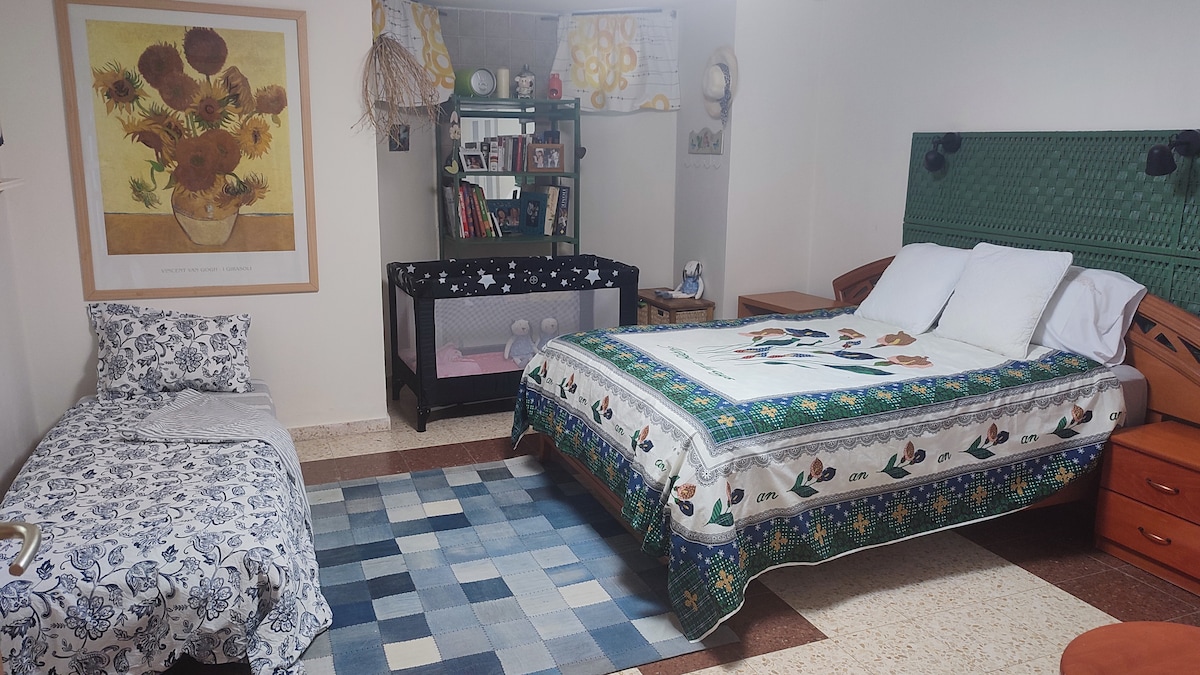 habitación con opción de cuna para bebés y una persona plegada