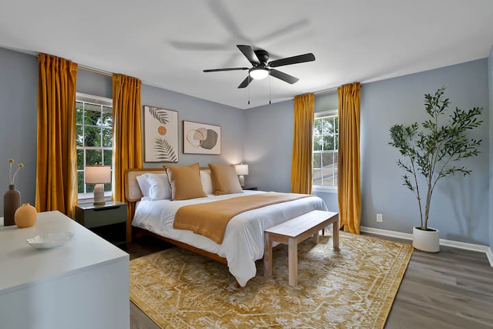 Reposez-vous dans la chambre principale avec un grand lit king size et un ventilateur de plafond pour plus de confort.