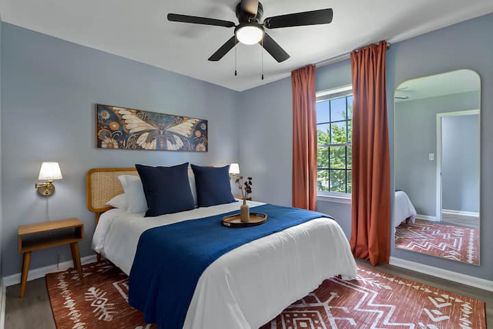 La chambre 2 offre un lit queen confortable et un ventilateur de plafond pour vous garder au frais et confortable.