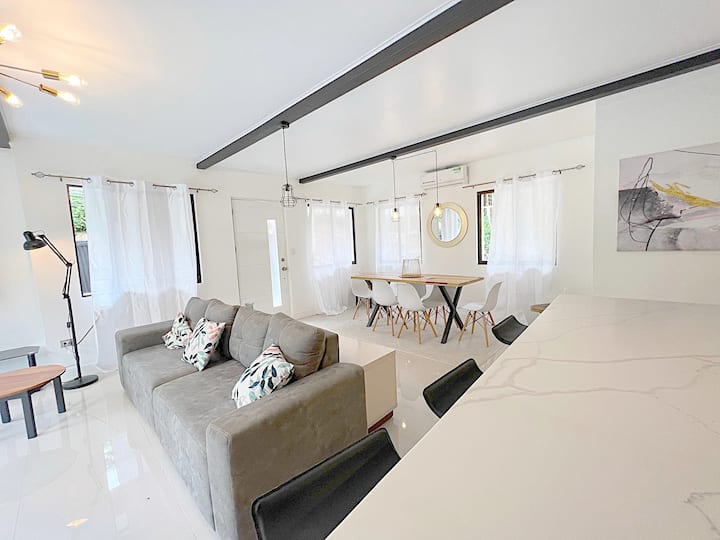 Mycket rymligt vardagsrum med utsikt över den spektakulära poolen i trädtopparna. En lyx!!!