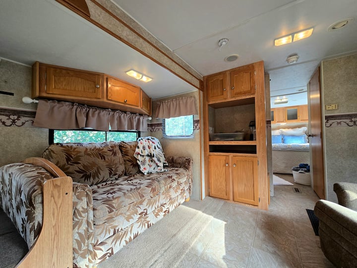 沙发可变成气垫床，可供1名成人或2名小孩睡觉