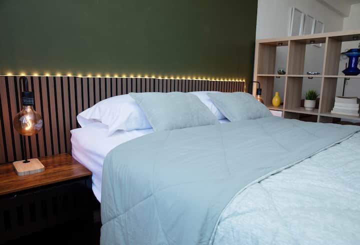 Un confort digne d’un hôtel 5 étoiles

Reposez-vous dans des lits haut de gamme avec linge de qualité hôtelière.
	•Chambre principale : Grand lit Queen-size avec matelas premium.
        •Espace de rangement pour un séjour sans encombre

