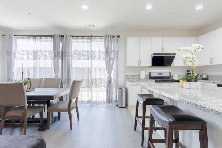 gated community , fenced yard , single family home gallery image 2