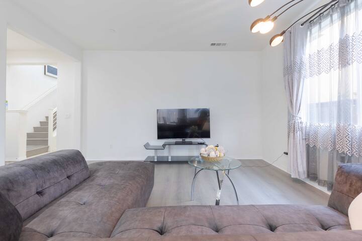 gated community , fenced yard , single family home gallery image 3