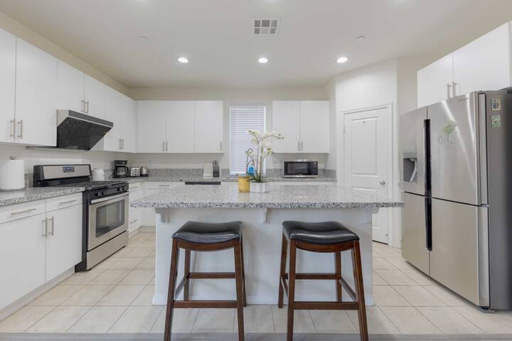 gated community , fenced yard , single family home gallery image 5