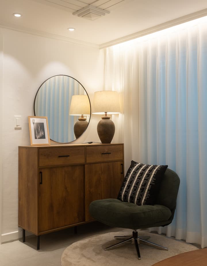 Der Wohnzimmerschrank und der große runde Spiegel passen sehr gut zusammen. Es ist mein Lieblingsraum.