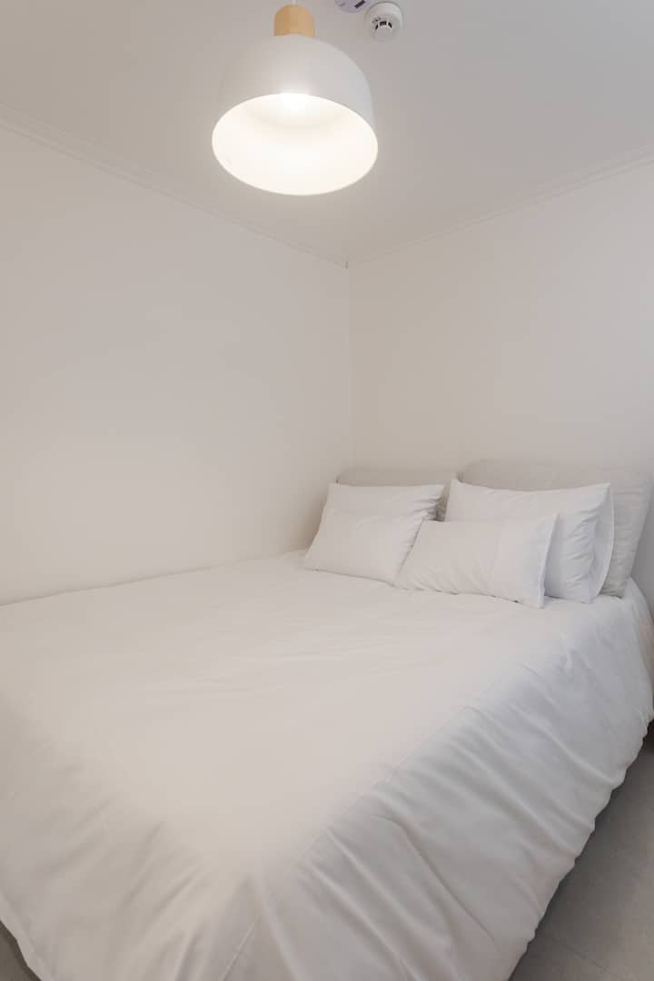 Es ist ein Queensize-Bett, das für 2 Erwachsene ausreicht. Hotelbettwäsche wird vorbereitet und sauber gehalten.