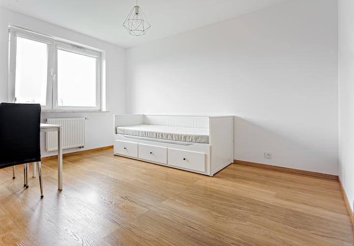 Le lit mesure 1,6 x 2 m lorsqu'il est déplié.