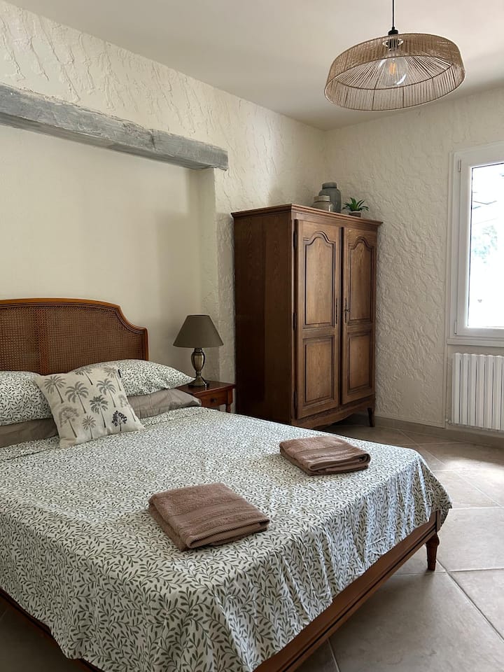 Ორადგილიანი საძინებელი, საჭიროებისამებრ, სამოგზაურო საწოლისთვის საკმარისი სივრცით 