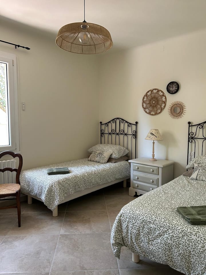 Ორადგილიანი საძინებელი ორი სტანდარტული ერთადგილიანი საწოლით 