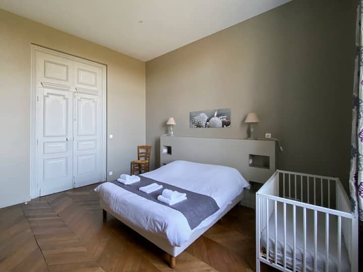 chambre au re de chaussé, lit fait a l'arrivée et linge de toilettes inclus dans toutes les chambres