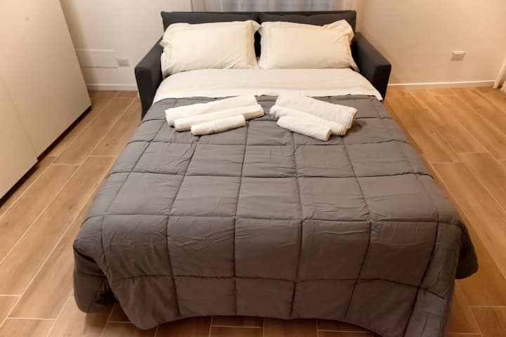 Il divano letto matrimoniale in salotto. All'arrivo, lo troverai chiuso (ma non temere riceverai le semplici istruzioni per aprirlo).