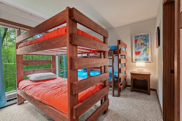 Компактна и забавна – оваа удобна соба на спрат паметно го користи просторот со удобни двокреветни кревети и светлопортокалови акценти кои додаваат разиграна боја.