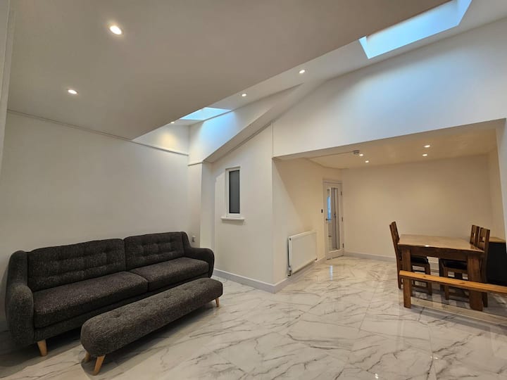 Large 5br Home W/ 3ba & Parking - 서비톤