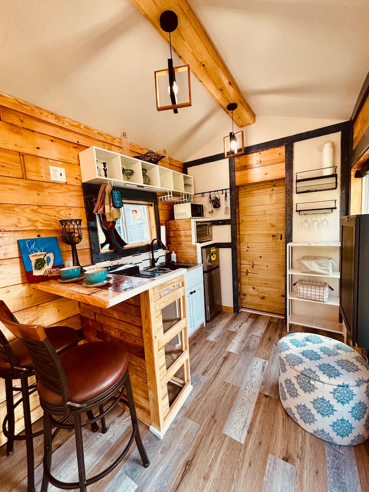 Tiny House Hot Tub Grill & Chill - Louisiana