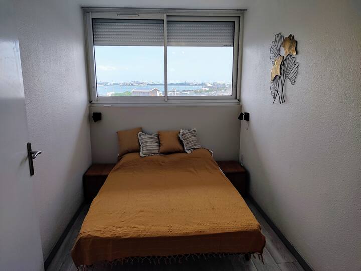 Спална соба со душек 140x190, ролетна со електрично затворање