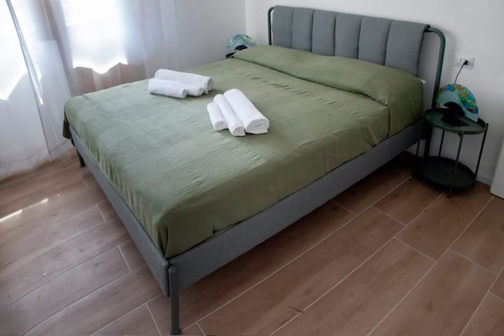 Il comodo letto matrimoniale dove riposare dopo una giornata trascorsa ad esplorare Milano o lavorando nel capoluogo lombardo. Ciascun ospite avrà a disposizione un set completo di tre asciugamani.