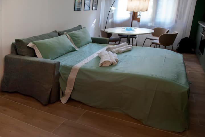 Il divano letto matrimoniale in salotto. All'arrivo, lo troverai chiuso (ma non temere riceverai le semplici istruzioni per aprirlo).