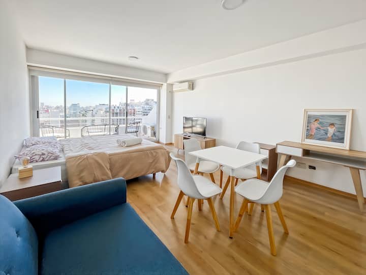 Studio apartment with pool and gym in Monserrat