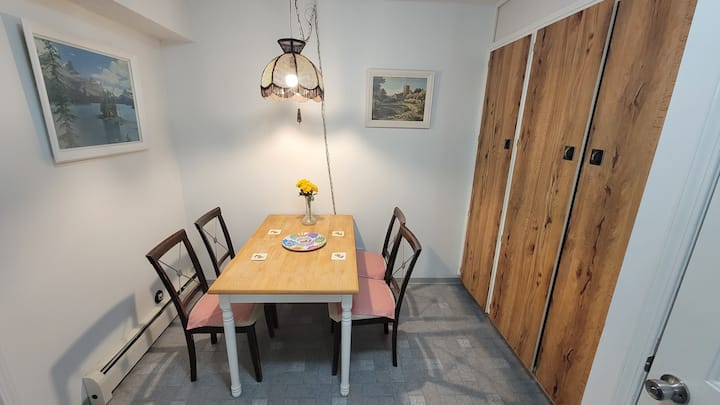 Ww&y Home
2guests 1queen1 Bath
Separate  Entrance - Canada