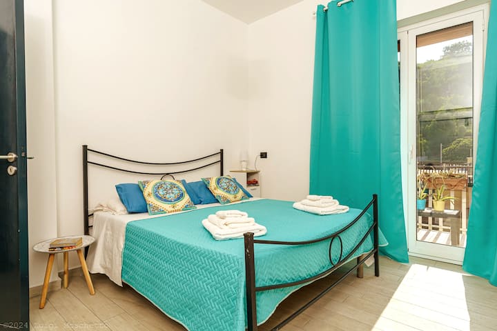 Spavaća soba „Blue” 
Bračni krevet, vješalice za odjeću, noćni ormarić i Abart jour, klima-uređaj/grijanje, pristup balkonu na otvorenom.