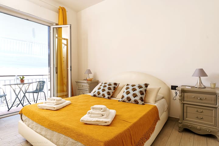 Spavaća soba „Žuta”
Bračni krevet, noćni ormarići, noćne svjetiljke, vješalice za odjeću i samostalni klima-uređaj/grijanje