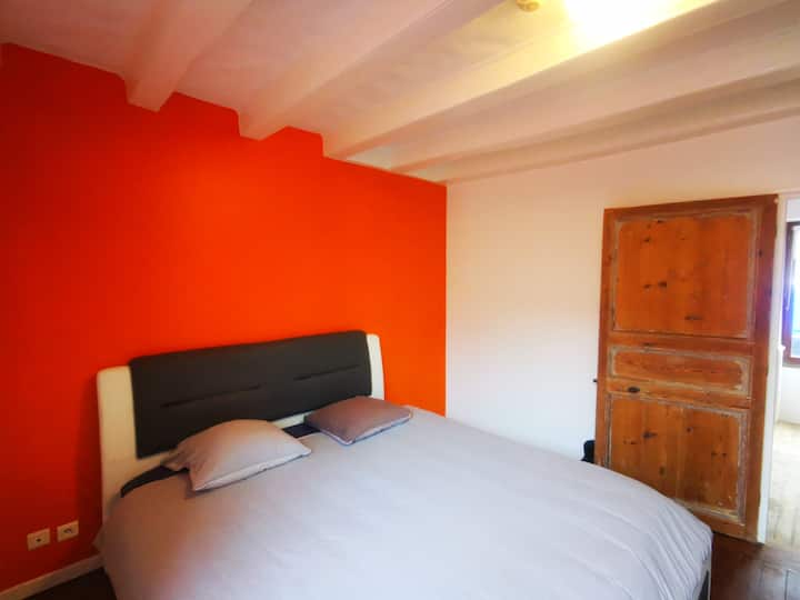 Главната спална соба на првиот кат. 

Достапна е соблекувална.

Спална соба со тераса со поглед на Лоара.