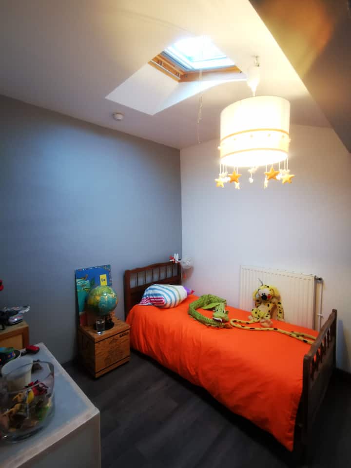 Детска соба и на вториот кат (2 кревета одделени 1,90м), но корисна како слободна соба/соба за возрасни