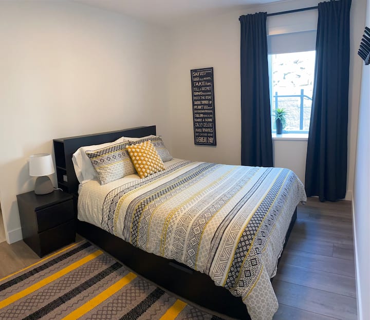 מיטת קווין סייז נוחה עם כיסוי. מצעי כותנה רכים ואפשרויות נוספות לתמיכת כריות. וילונות האפלה לחדר ותריס נפתח כלפי מטה. בנינו את הסוויטה שלנו עם בידוד נוסף בתקרה כדי להבטיח שהות שקטה. 