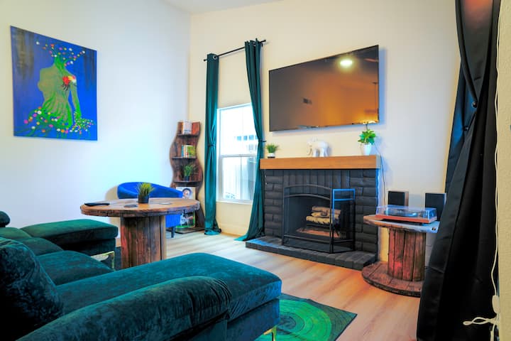 Vibrant Vegas Retreat~quiet~cozy~18 Min To Strip - Las Vegas