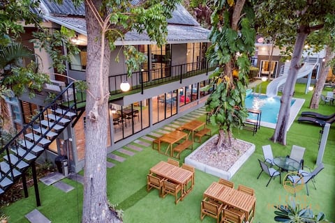 The Zeen (70m to the beach)