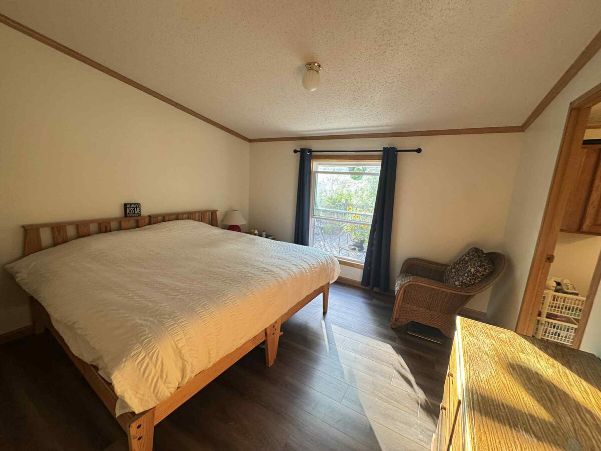 Суперголямо двойно легло, прилежаща пълна баня, прозорци с изглед към езерото