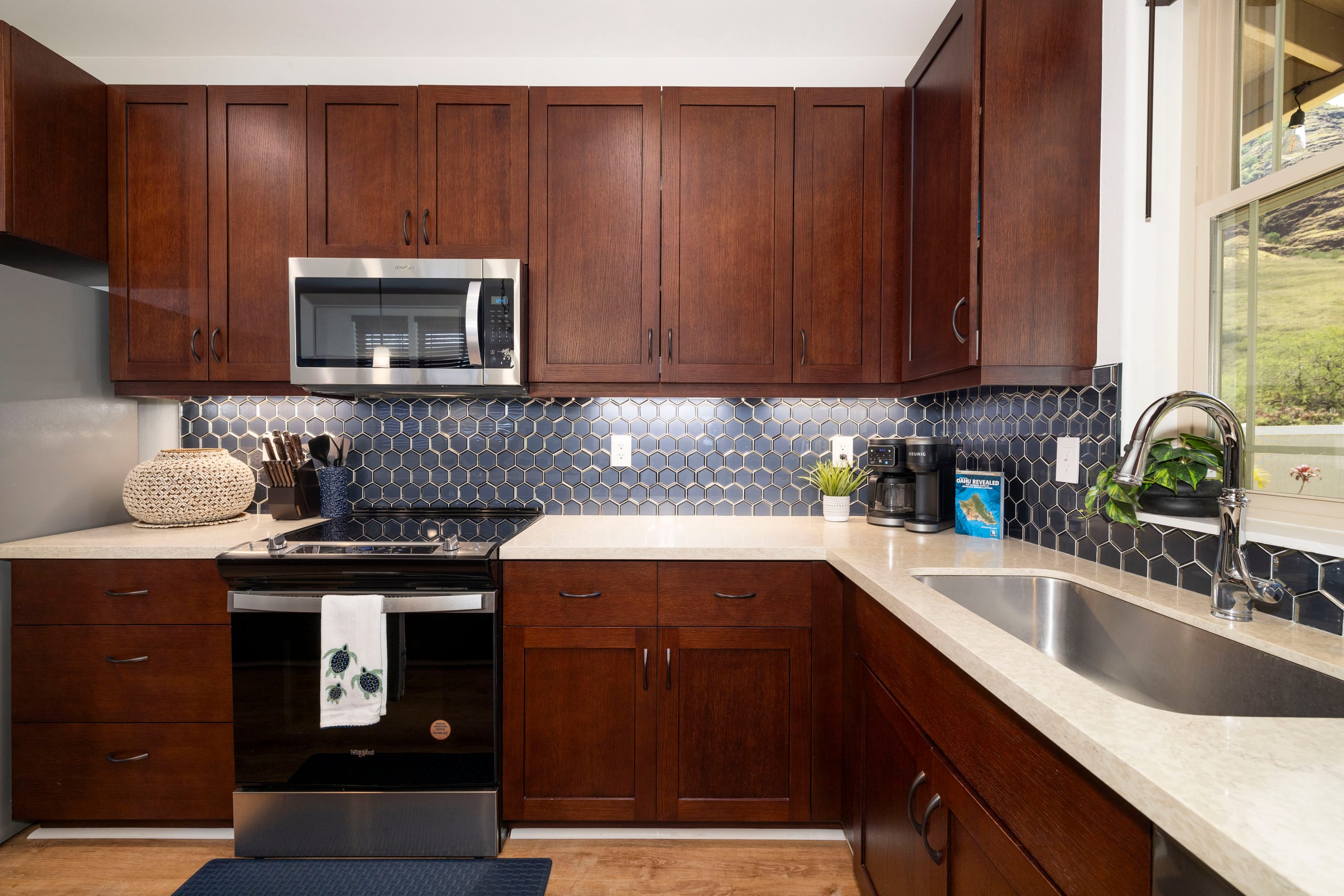 Home in Waianae · ★5.0 · 7 bedrooms · 12 beds · 5.5 private baths - Image 27