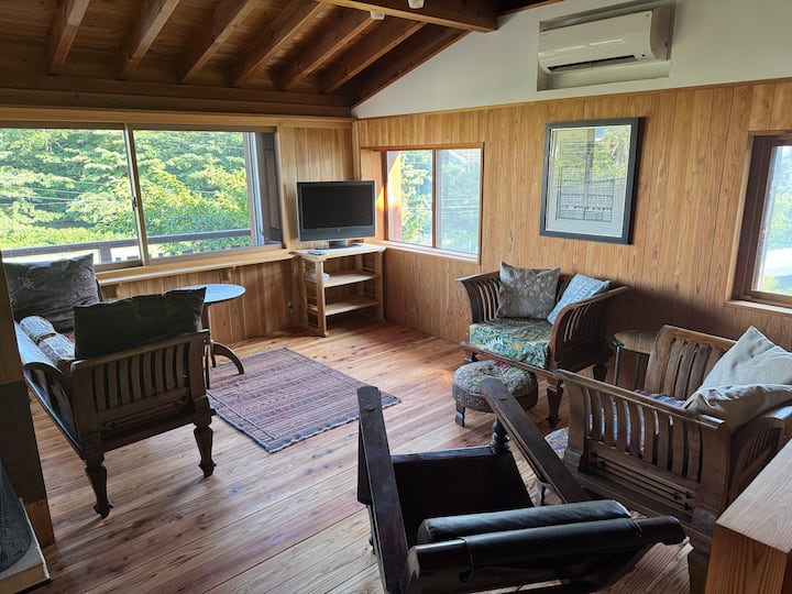 Elegant Beach House, Covered Deck, Sleeps 5 - Shimoda