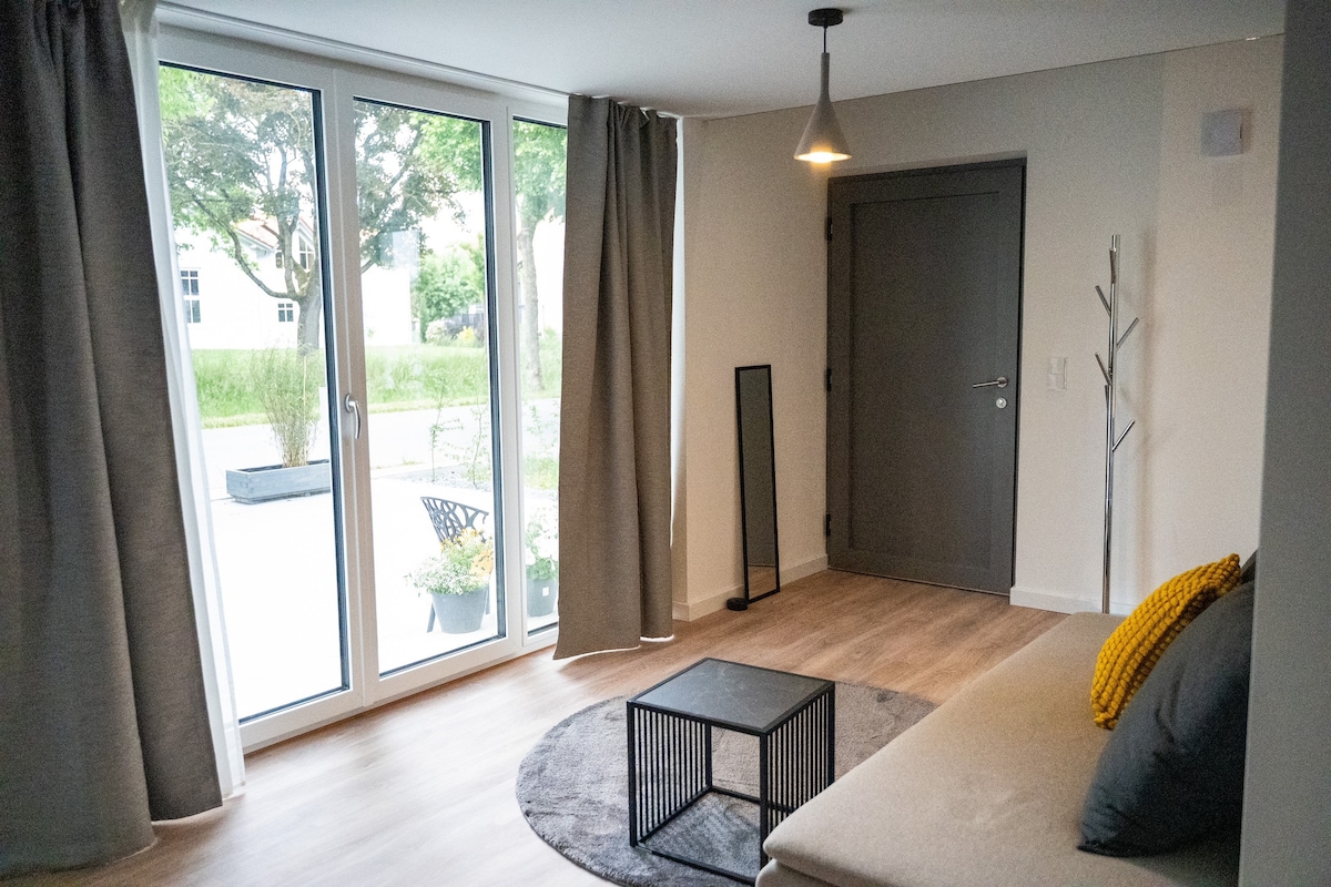 Ulaz i dnevni prostor. Treći gost može spavati na kauču. Izravan pristup terasi. 