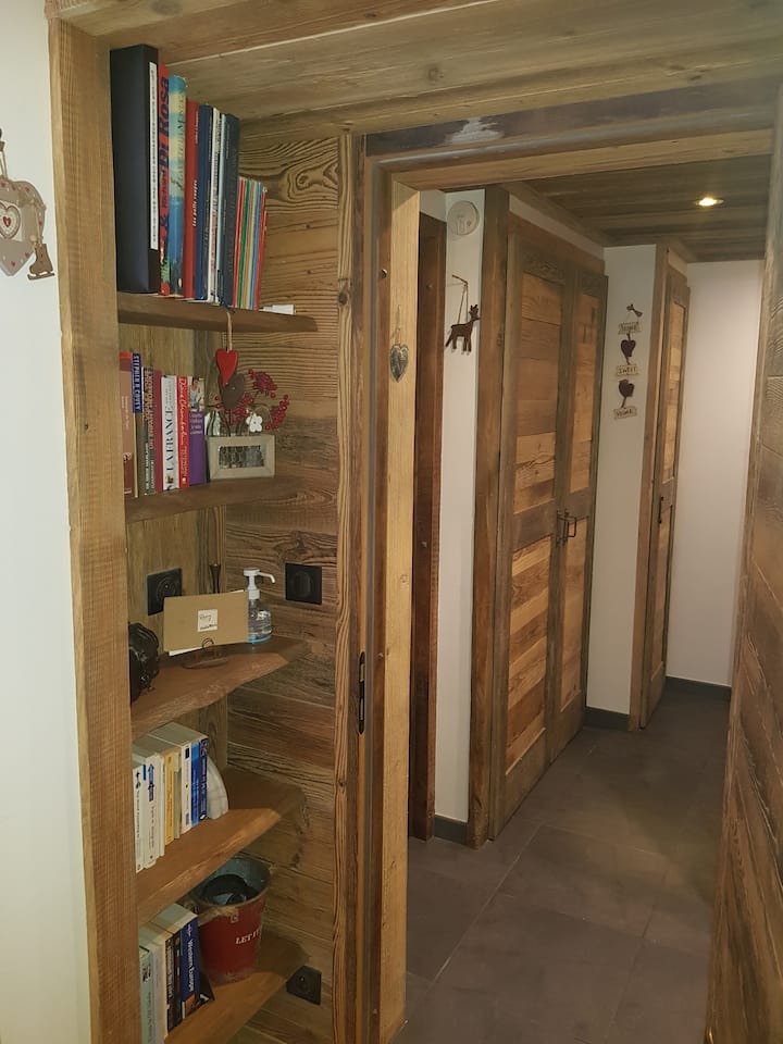 книги, оцветяване, bd, настолни игри. Контакти за телефон, USB контакти, удължителен кабел, разклонител. 