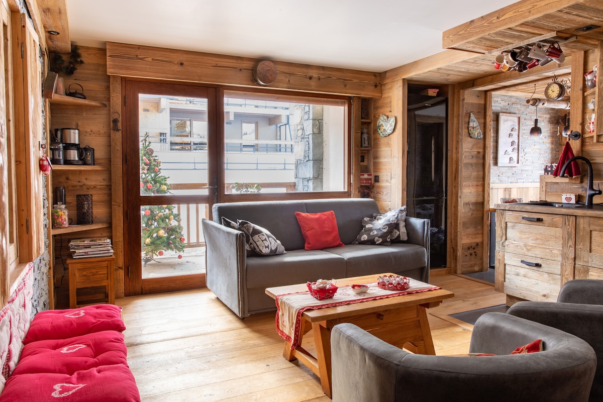 Successful Airbnb property: Ski-in-the-door cozy and comfortabl village center in Courchevel