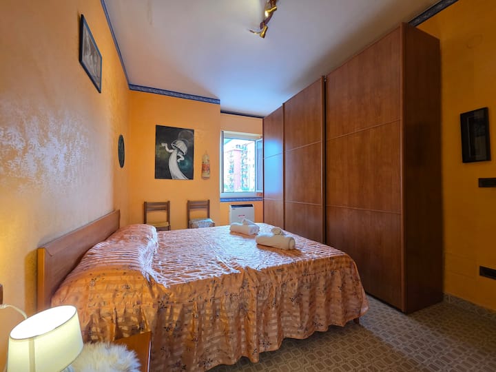 Dormitorio doble equipado con un armario y todo lo que necesitas, con una ventana que te permite disfrutar de la luz del día.
