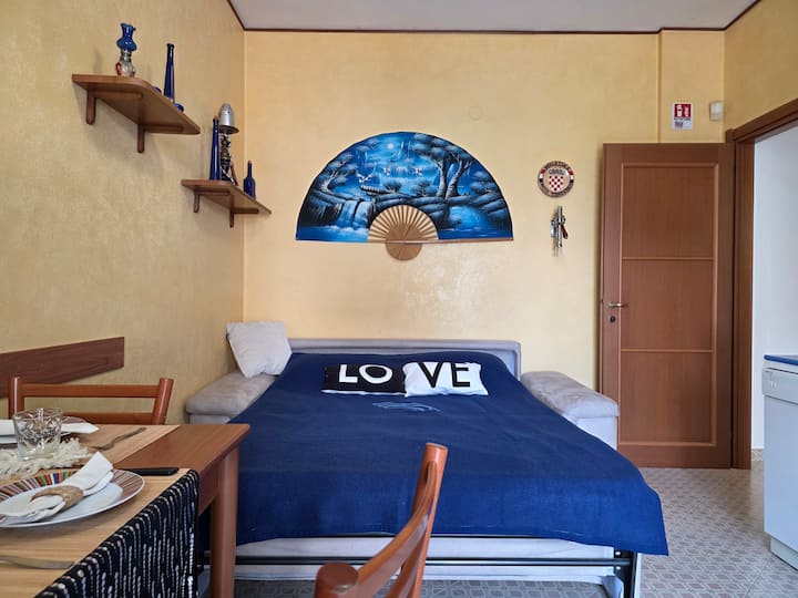 Sofá cama en la sala de estar.