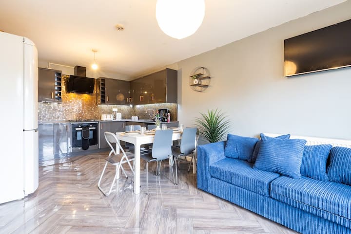 5br Home | Sleeps 12 | Family & Contractor Stay - Leeds