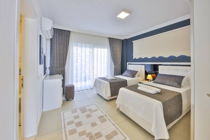 Нашата спалня с 2 единични легла е на 2-рия етаж на вилата ни. Има лична тоалетна и баня.