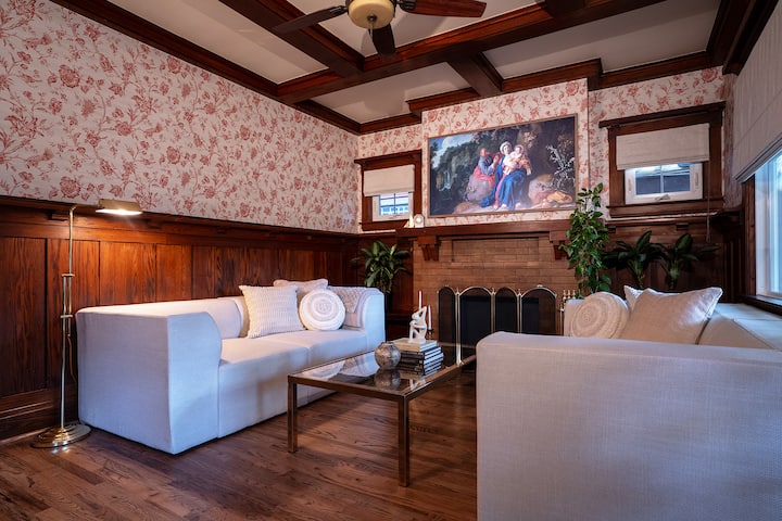Luxury English Modern Spa/speakeasy |Corning Manor - 클리블랜드