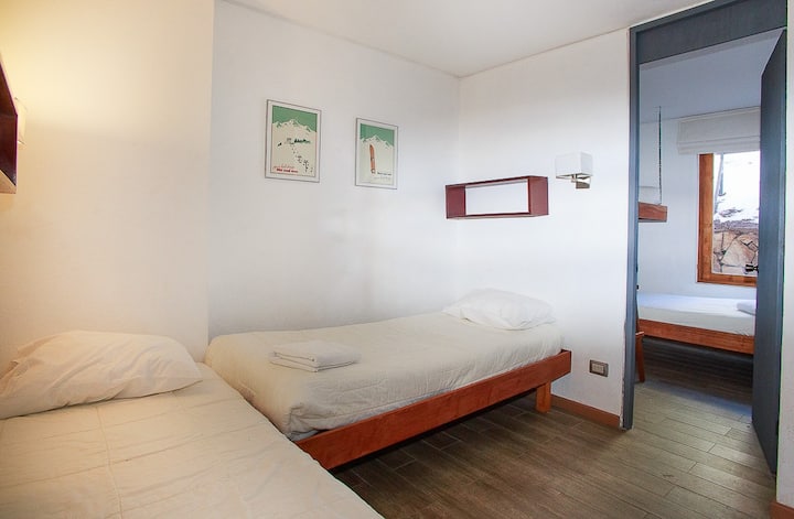 Tafadhali fahamu kwamba eneo hili la kulala si chumba kilichofungwa kikamilifu. Ni sehemu iliyo wazi kando ya ukumbi inayoelekea kwenye vyumba vikuu vya kulala vyenye ufikiaji rahisi wa bafu, bora kwa watoto au wanaoamka mapema. Pia hakuna hifadhi iliyojengwa hapa.