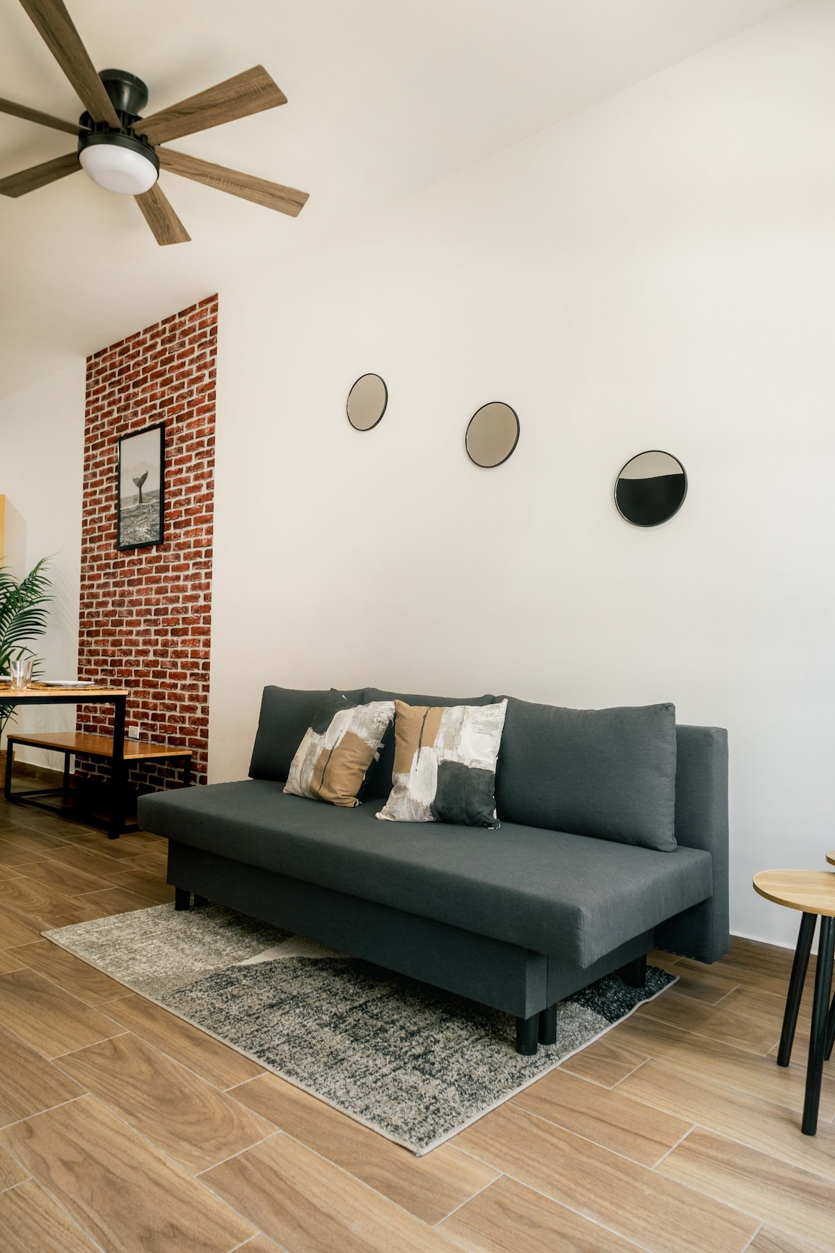 Útulná a moderná izba
Pohodlný a svetlý priestor, ideálny na oddych po dni v La Paze. Má rozkladaciu pohovku, ktorá sa mení na manželskú posteľ, dekoratívne detaily a atmosféru, vďaka ktorej sa budete cítiť ako doma.