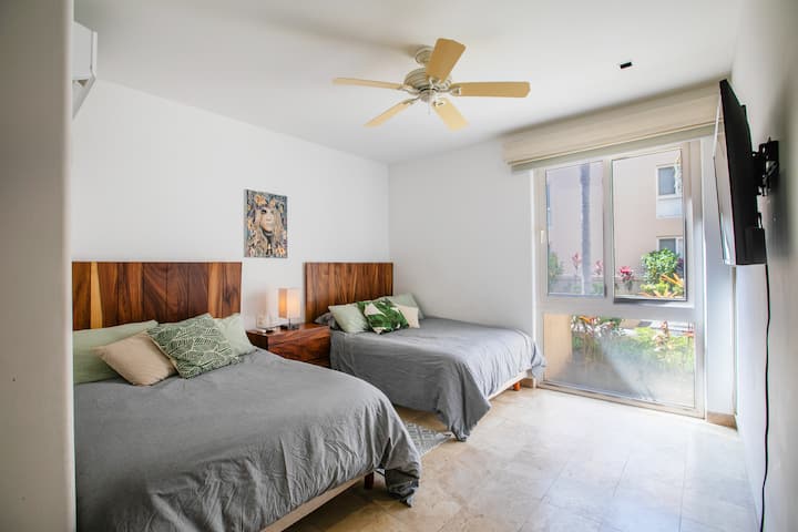 غرفة مثالية للراحة، مع تلفزيون ومروحة سقف ومكيف هواء وحمام كامل 