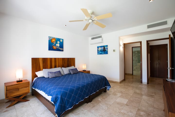 غرفة واسعة مع حمام ومروحة سقف وتلفزيون ومكيف هواء. لست بحاجة إلى المزيد! 