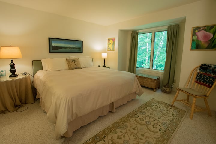 Dormitorio principal con baño, cama tamaño king con edredón y calentador de colchón eléctrico de doble control, cómoda y mucho espacio en el armario.