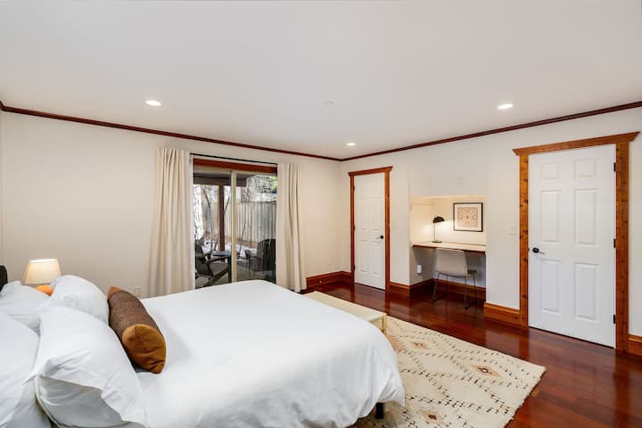 A Stylish Tahoe Retreat, Walk To Lake And Casinos! - Stateline, NV
